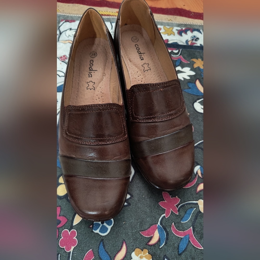 Cordia Women's Brown Leather Loafers